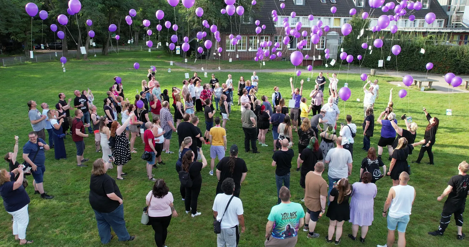 Knuddels Mitglieder lassen beim Chattertreffen 2024 Ballons steigen.