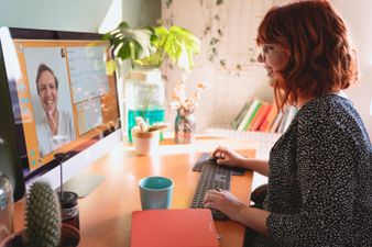 community chat Frau chattet mit einem Community Mitglied
